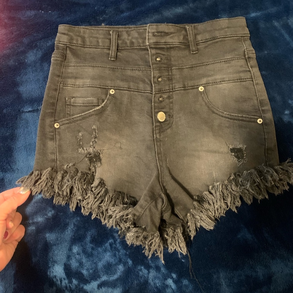 Woman’s risen black jean shorts